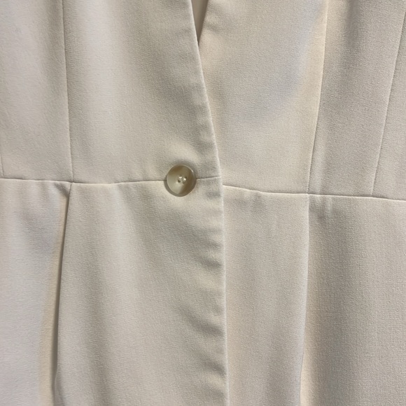 White, H&M, white, one button, blazer, size 6 - Picture 4 of 5